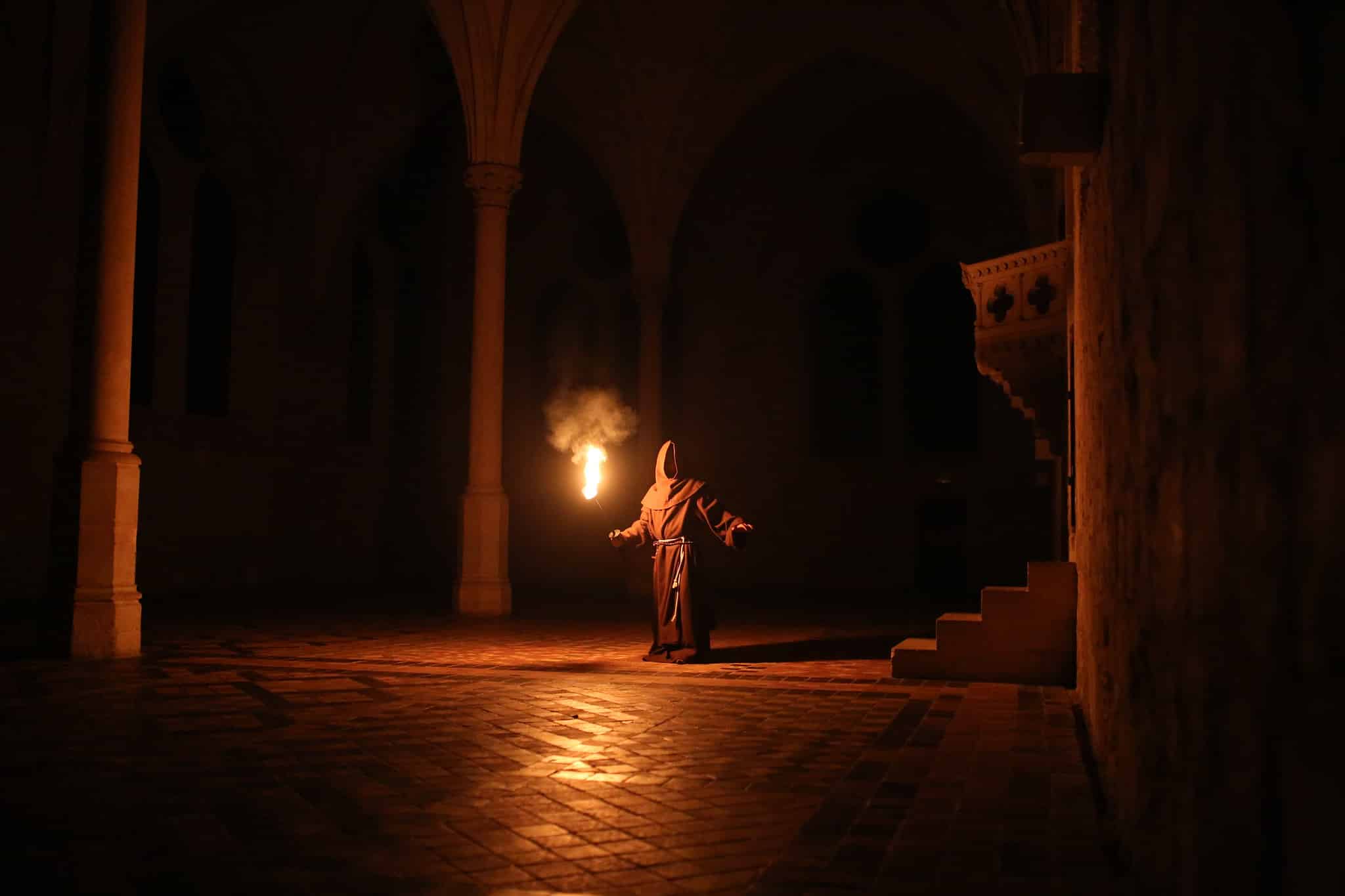 acteur-moine-torche-lueur-bougies-refectoire-abbaye-de-royaumont-teaser-video-soiree-insolite-the-last-monastery-5-ans-wato-agence-wato-we-are-the-oracle-evenementiel-events