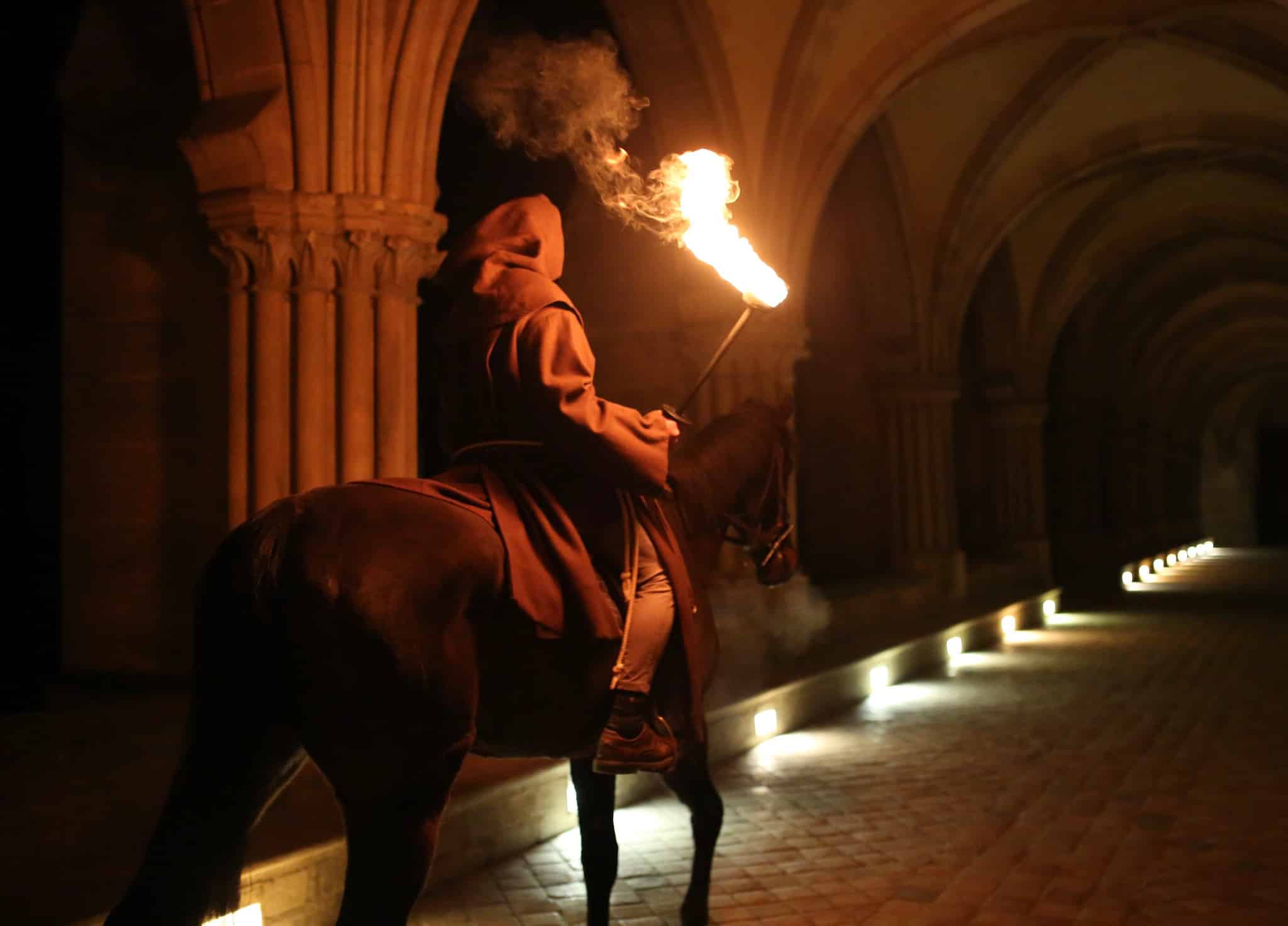 cheval-acteur-moine-torche-lueur-bougies-cloitre-abbaye-de-royaumont-france-teaser-video-soiree-insolite-the-last-monastery-5-ans-wato-agence-wato-we-are-the-oracle-evenementiel-event