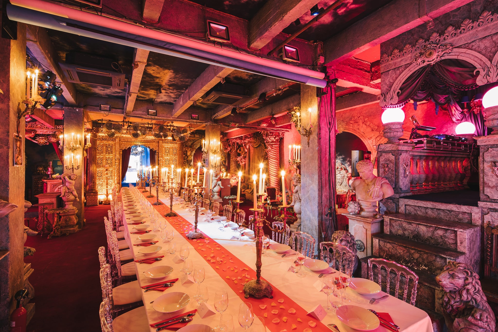 table-diner-aux-chandelles-decor-exceptionnel-loft-baroque-paolo-calia-insolite-anniversaire-milliardaire-indien-agence-wato-we-are-the-oracle-evenementiel-event