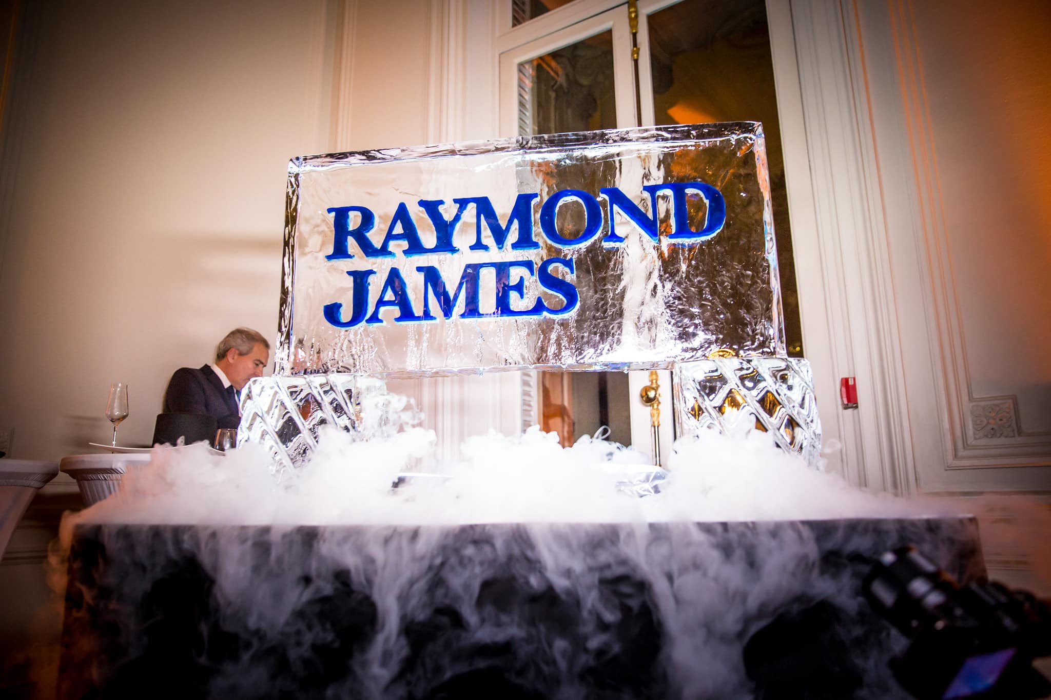 logo-raymond-james-glace-fumee-evenement-sur-mesure-soiree-spectaculaire-hotel-particulier-19-arrondissement-wall-street-Raymond-James-agence-wato-we-are-the-oracle-evenementiel-event