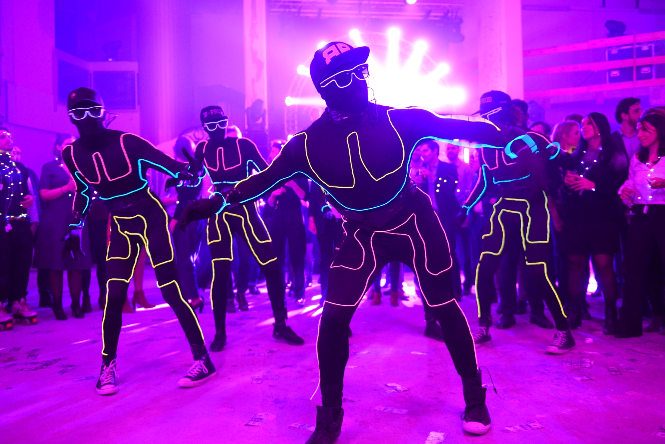 Neuflize-danseurs-hiphop-costume-néon-performance-dancefloor-danse-chorégraphie-robot-casquette-lunette-soirée-event-bal-lumineux-agence-wato-banque-lieu-insolite-brut-urbain-paris