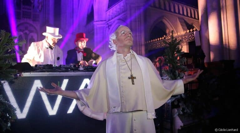 Foulque jubert costume pape dj happening soiree costumee dans une eglise the last monastery cathedrale americaine de paris 5 ans wato agence wato we are the oracle evenementiel events