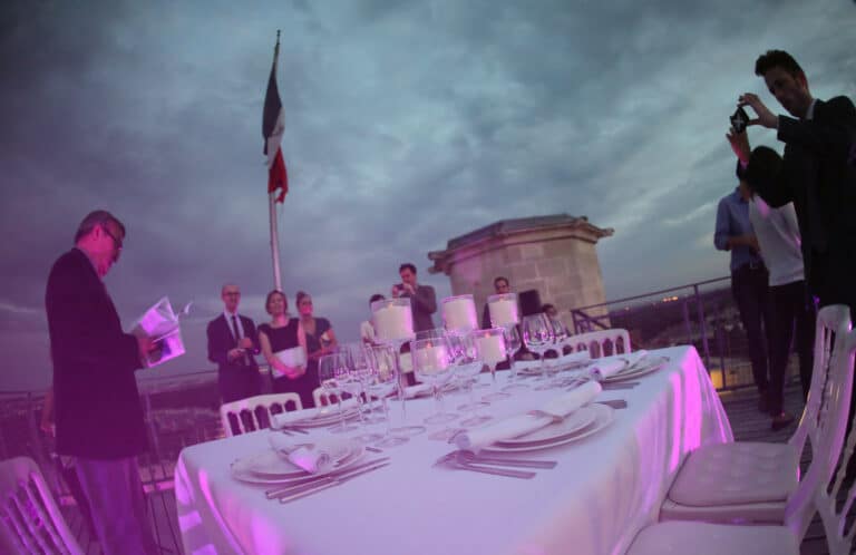 diner sur le toit du plus haut donjon d europe table nappe Château de vincennes france diner volant My Little Paris agence wato we are the oracle evenementiel events