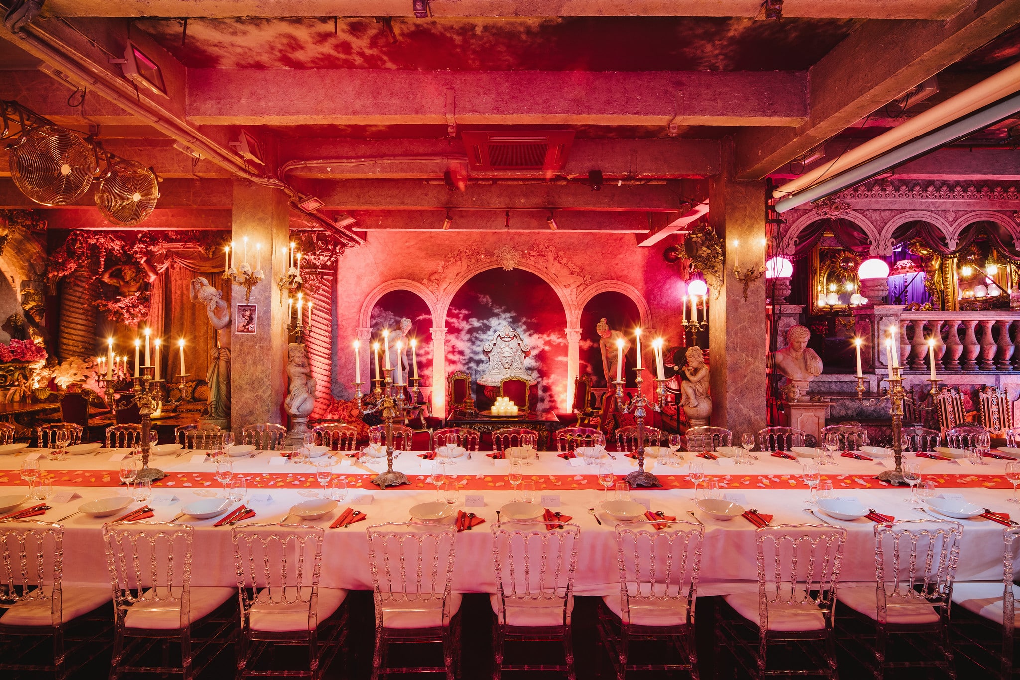 table diner aux chandelles decor exceptionnel loft baroque paolo calia anniversaire milliardaire indien agence wato we are the oracle evenementiel event