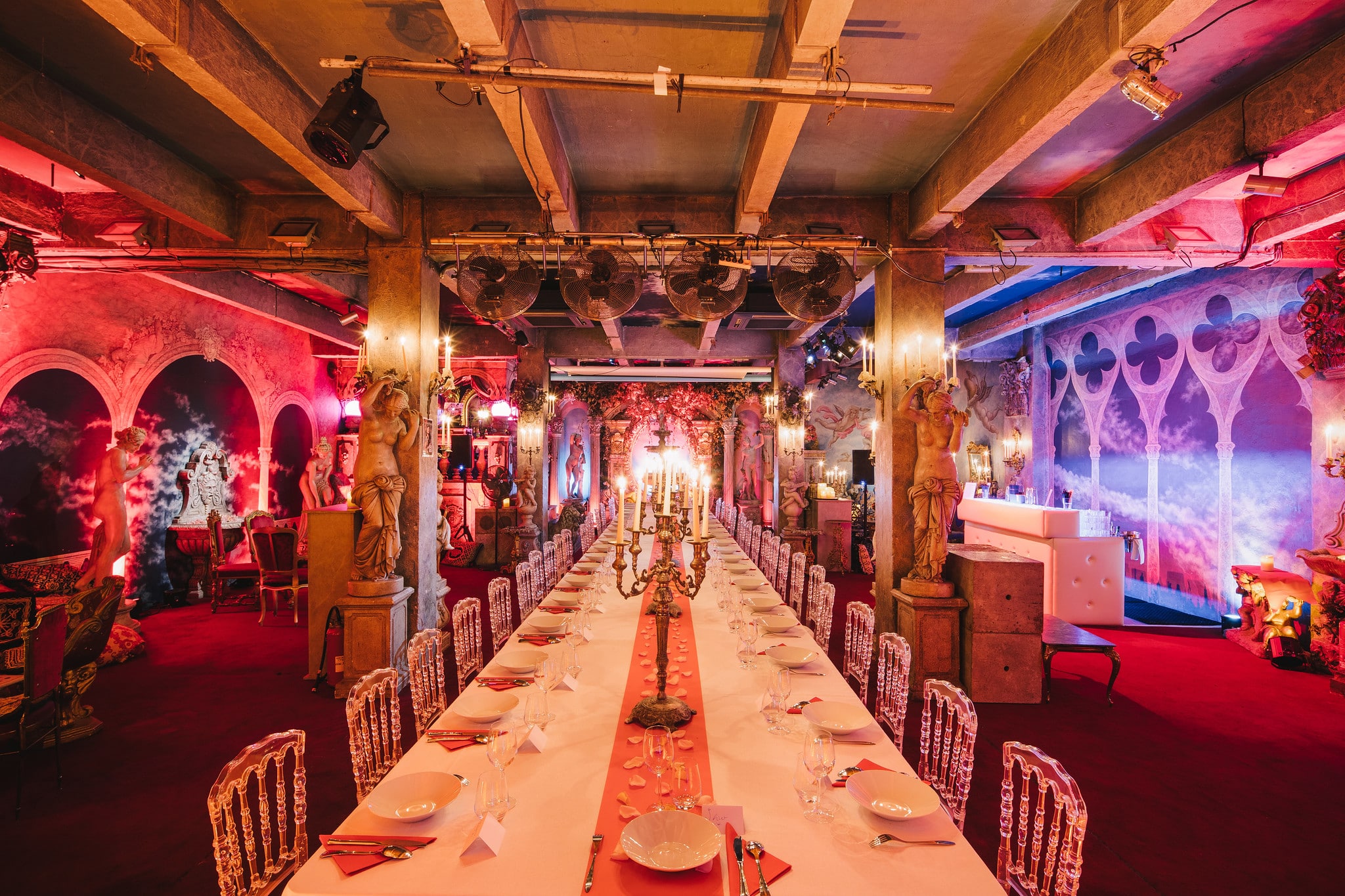 table diner aux chandelles decor exceptionnel loft baroque paolo calia anniversaire milliardaire indien agence wato we are the oracle evenementiel events