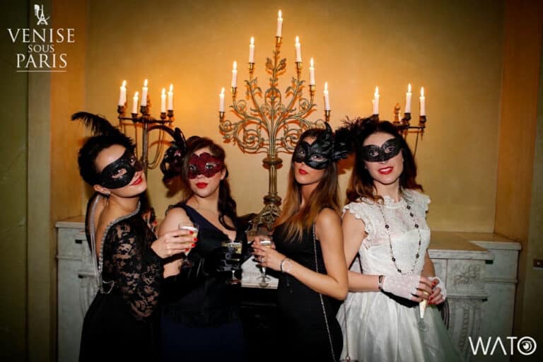 masques venise costumes chandeliers bougies wato-agence-evenementielle-paris-venise-sous-paris-masques-invités  hotel particulier Gulbenkian paris triangle or