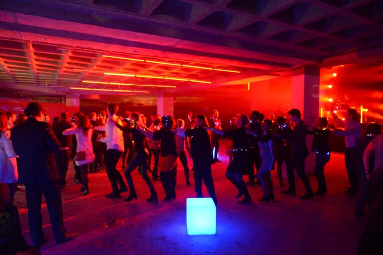 Neuflize dancefloor danse néon lumière soirée event bal lumineux agence wato banque lieu insolite brut urbain paris