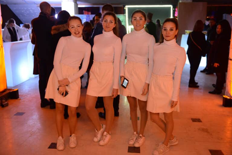 Neuflize entrée hotesses uniforme blanc futuriste scanner néon filles equipe soirée event bal lumineux agence wato banque lieu insolite brut urbain paris