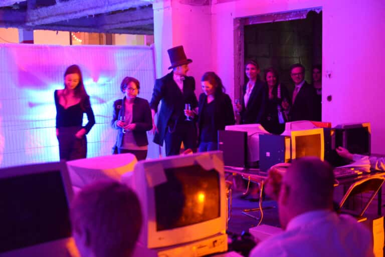 Neuflize parcours théatral invités acteur costume comédien ordinateur bureau écrans soirée event bal lumineux agence wato banque lieu insolite brut urbain paris.