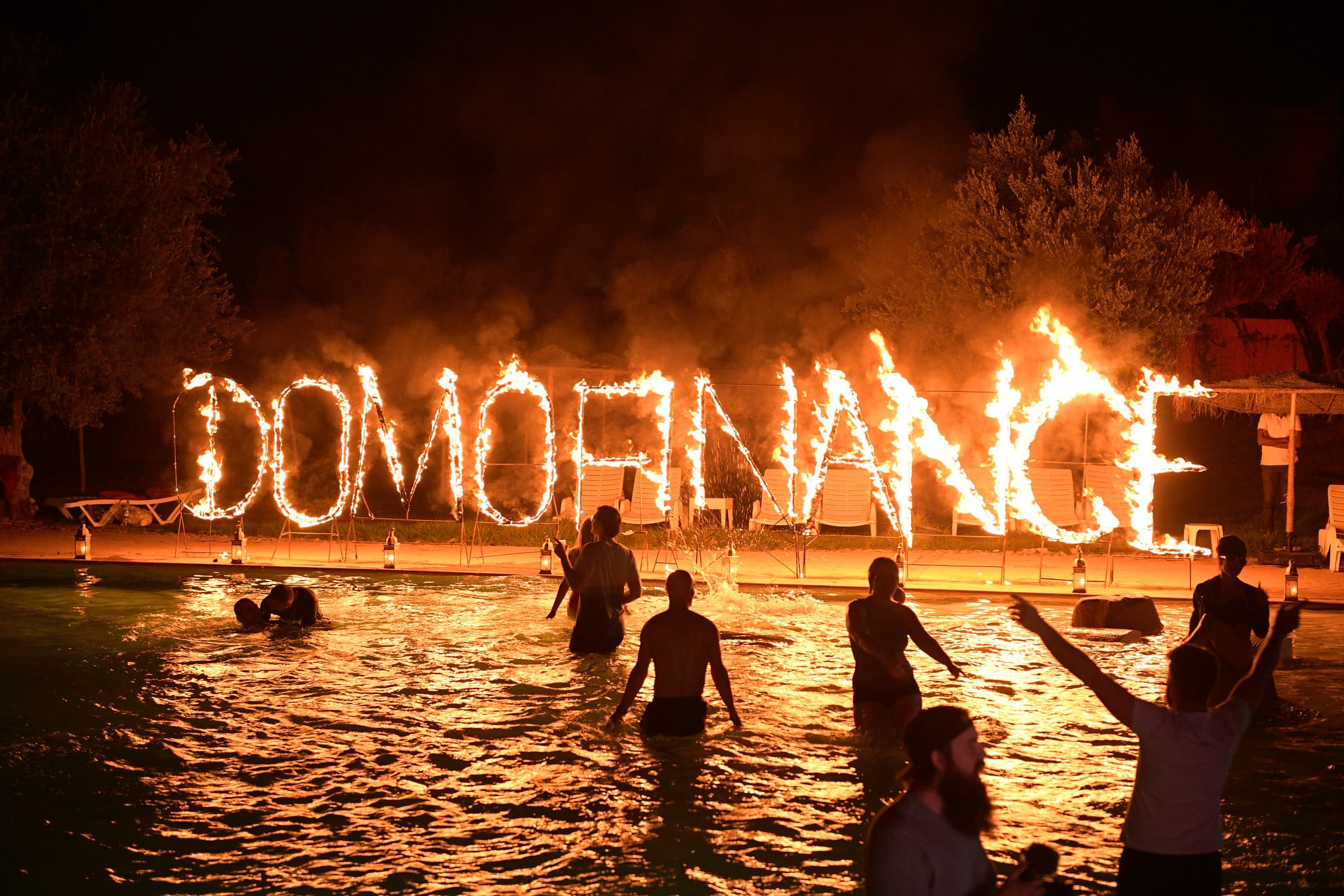 lettres-de-feu-personnalisees-soiree-dansante-pool-party-hotel-marrakech-maroc-maghreb-evenement-sur-mesure-domofinance-challenge-agence-wato-we-are-the-oracle-evenementiel-events