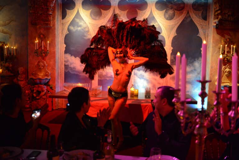 la dandizette Human n partners performance danseuse burlesque baroque raisin nue chandelier venise italie agence wato paris soirée event corporate evenementiel