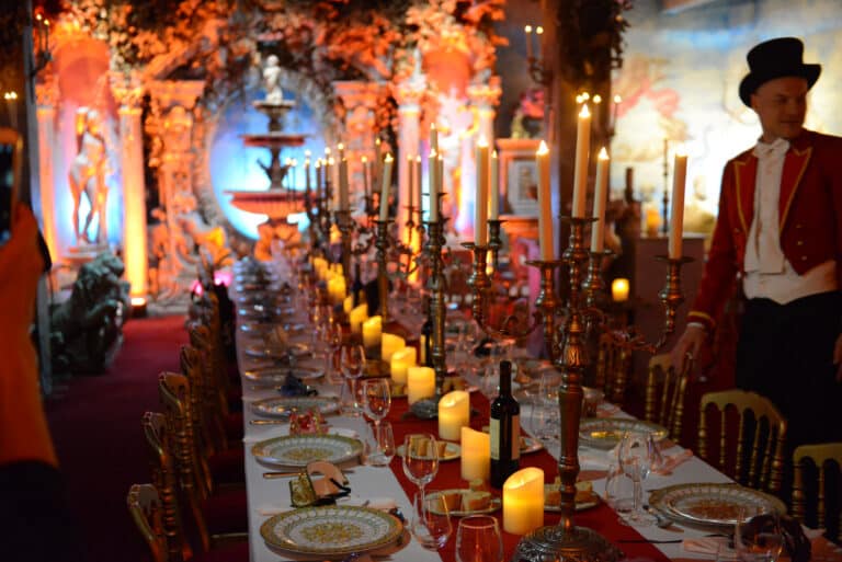 Human n partners table bougie diner chandelier baroque or rouge fontaine venise italie agence wato paris soirée event corporate evenementiel