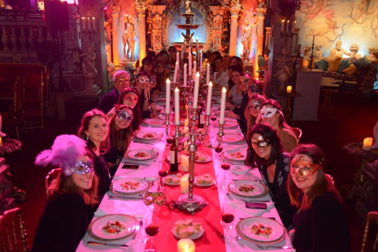 Human n partners équipe team masques table bougie chandelier baroque or rouge diner venise italie agence wato paris soirée event corporate evenementiel