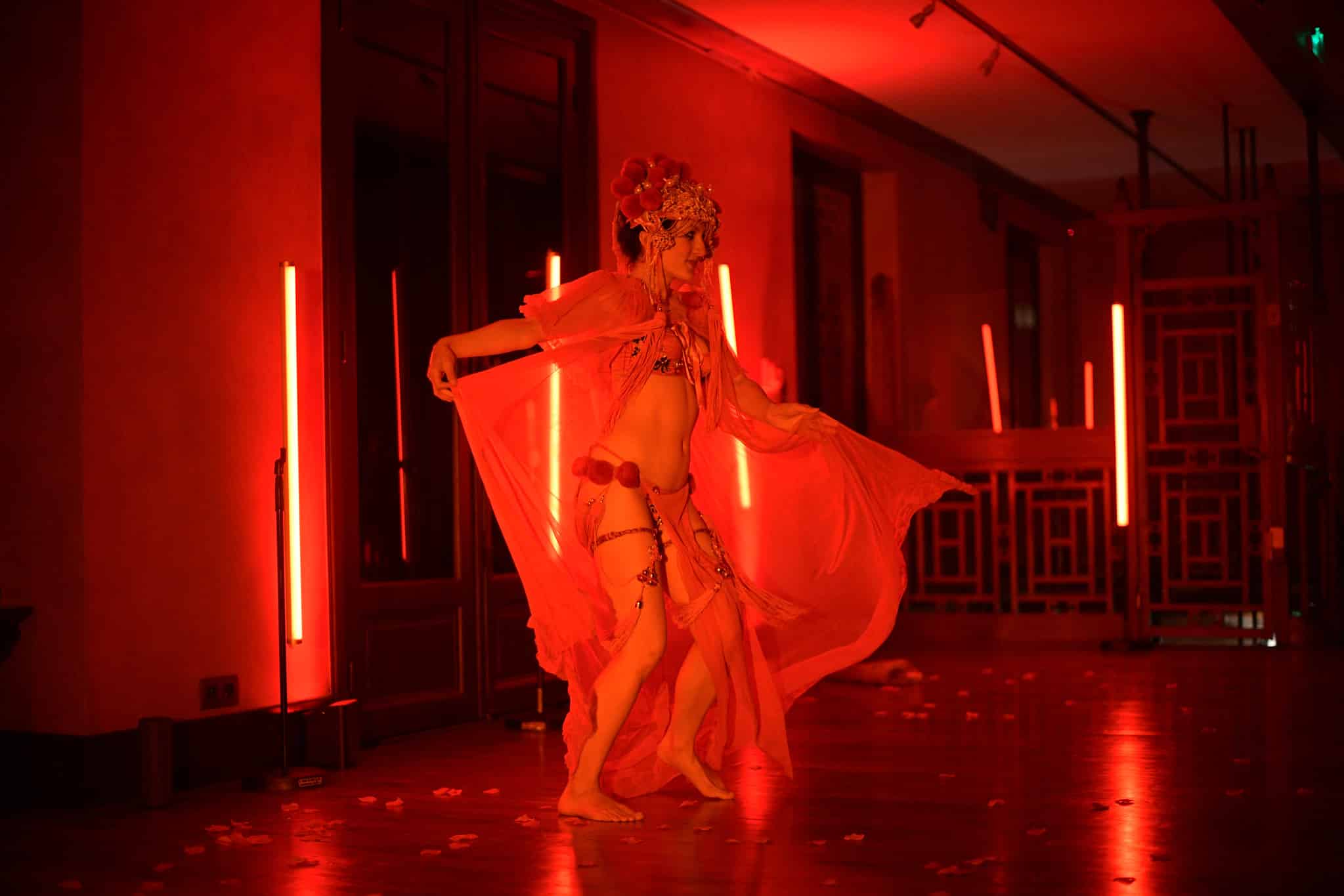 dinner geisha danseuse burlesque performance hotel particulier pagode chinoise scenographie sur mesure paris chine france agence wato we are the oracle evenementiel events
