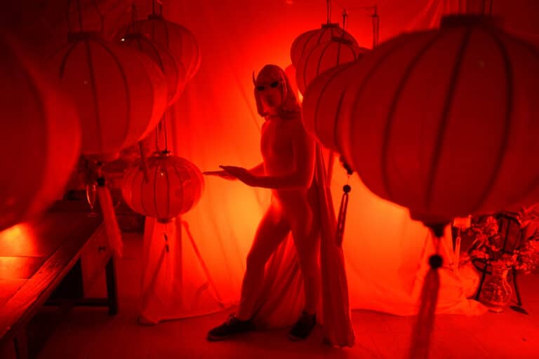 costume traditionel chinois lanterne scenographie sur mesure red le bal rouge soiree privee anniversaire client prive agence wato we are the oracle evenementiel event