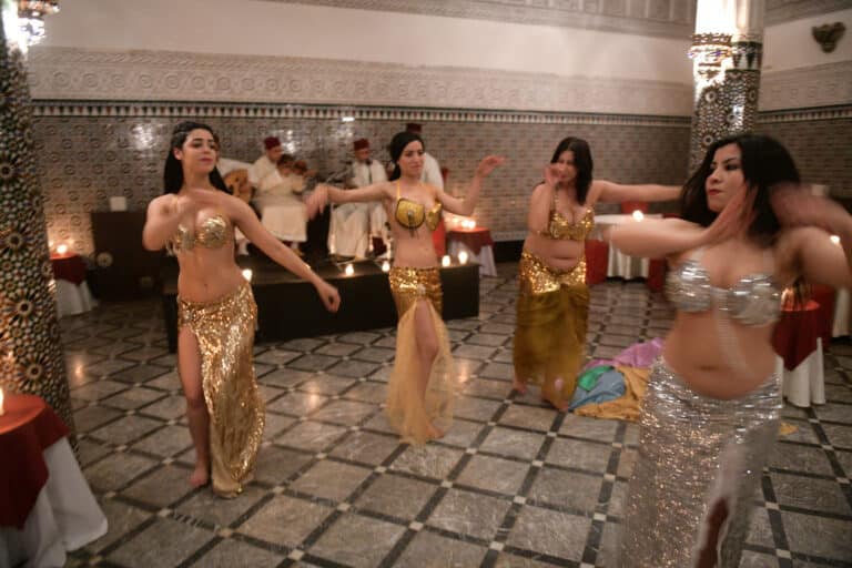 danse danseuses du ventre performance palais marocain marrakech maghreb scenographie sur mesure domofinance challenge agence wato we are the oracle evenementiel
