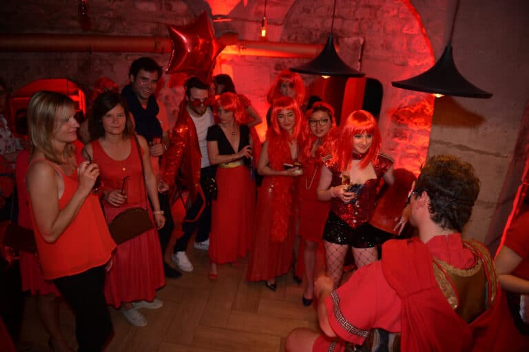 fun soiree privee costume romain armee scenographie sur mesure red le bal rouge anniversaire client prive agence wato we are the oracle evenementiel event