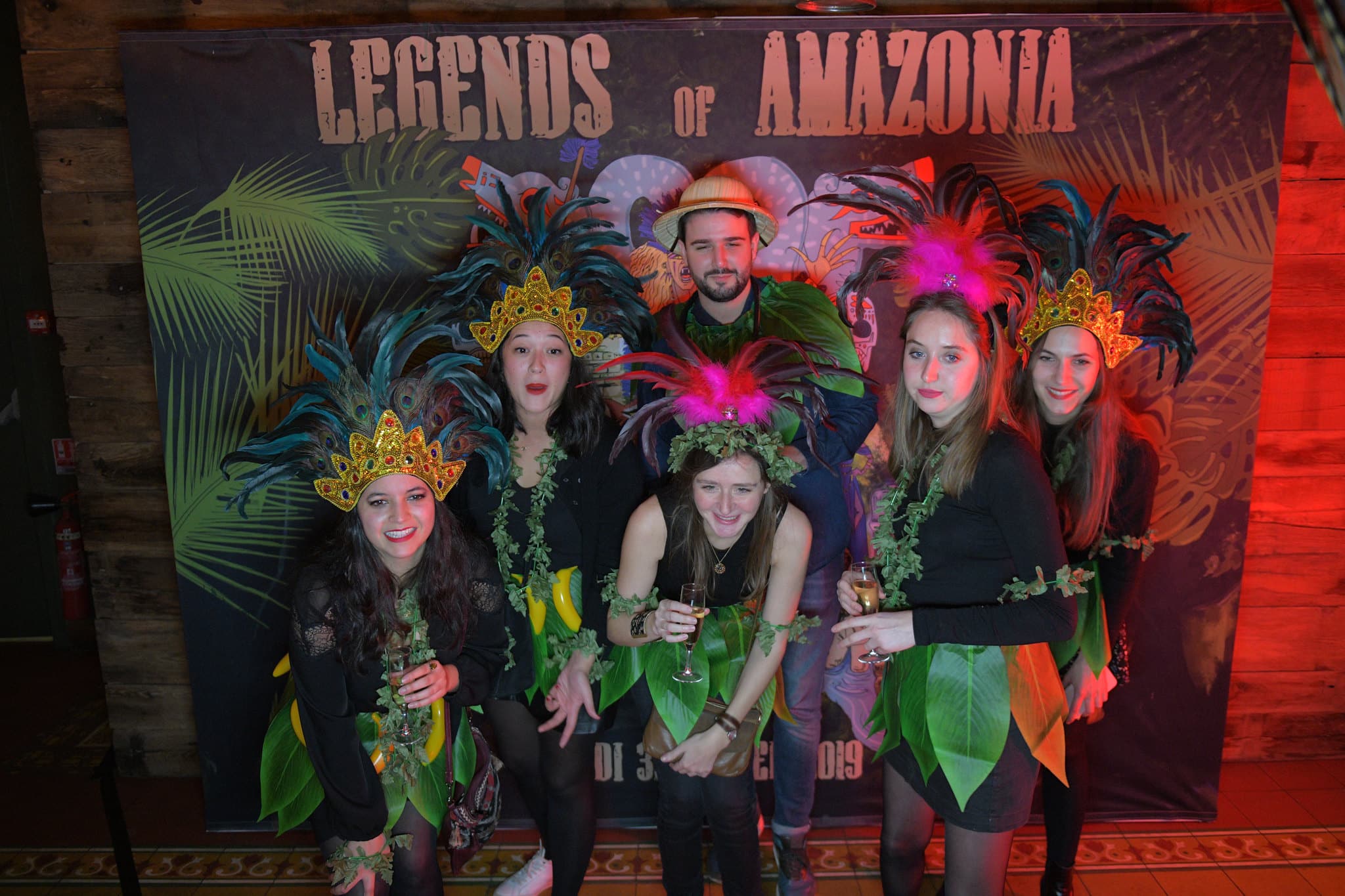 photocall personnalise chapeau soiree corporate theme jungle vegetation scenographie sur mesure amazonia winter party amazon france agence wato we are the oracle evenementiel events