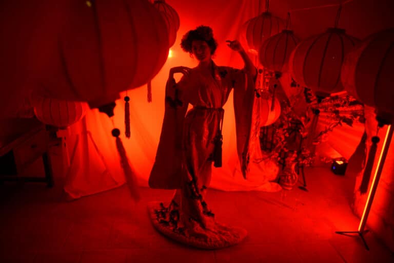 tenue traditionelle chinoise lanterne chinoise scenographie sur mesure red le bal rouge soiree privee anniversaire client prive agence wato we are the oracle evenementiel event