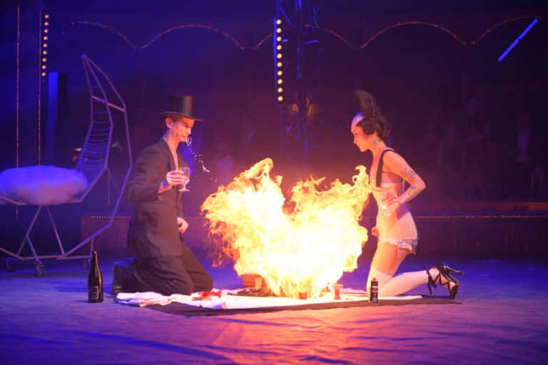 wato-agence-evenementielle-paris-cirque-bormann-zidler-cabaret-serpent-danseur-bus-tour-eiffel-chapeau-écharpe-présentateur-photocall-piste-magicien-serveux-champagne-clown-