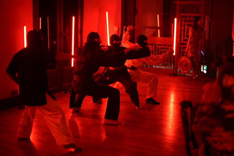 maitres de kung fu performance hotel particulier pagode chinoise scenographie sur mesure paris chine france agence wato we are the oracle evenementiel events