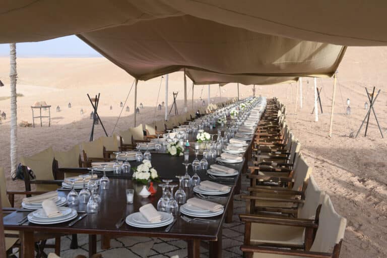 tente table diner assis tapis desert agafay voyage incentive team building voyage agence wato evenementiel event taleo cinq ans the tatane project marrakech maroc maghreb