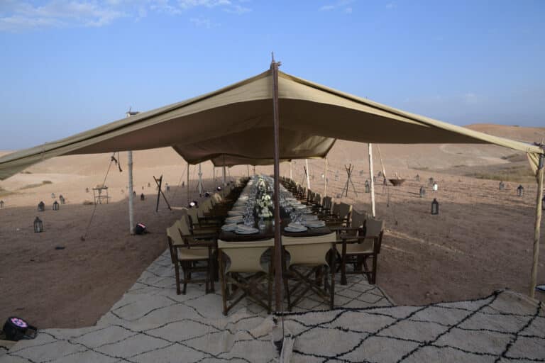 tente table diner assis tapis desert agafay voyage incentive team building voyage agence wato evenementiel event taleo cinq ans the tatane project marrakech maroc maghreb