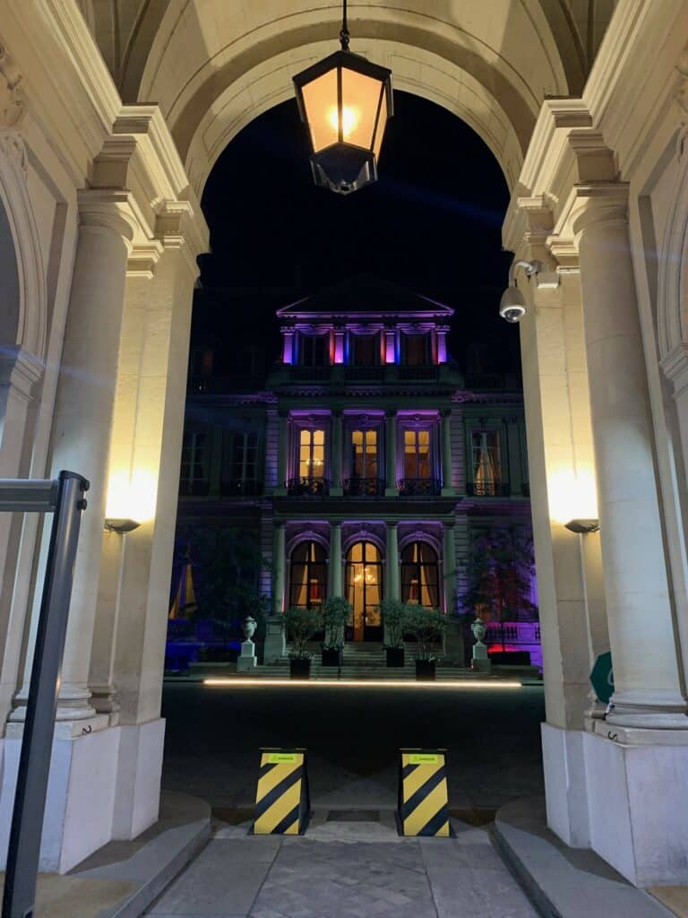 porche entrée hotel de pontalba interieur lampadaire paris privé residence ambassadeur des etats unis agence wato evenementiel we are the oracle event