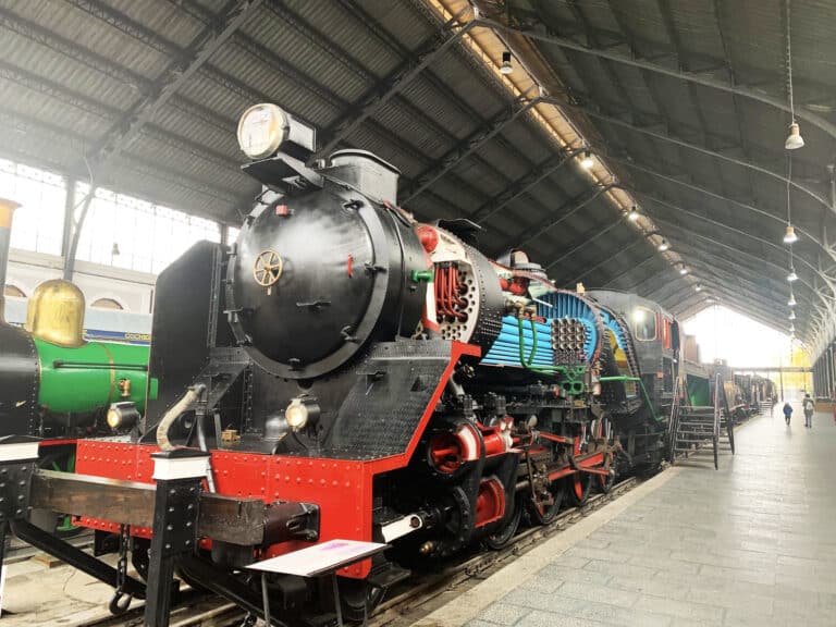 Locomotive-noire-et-rouge-Museo-del-Ferrocarril-Madrid