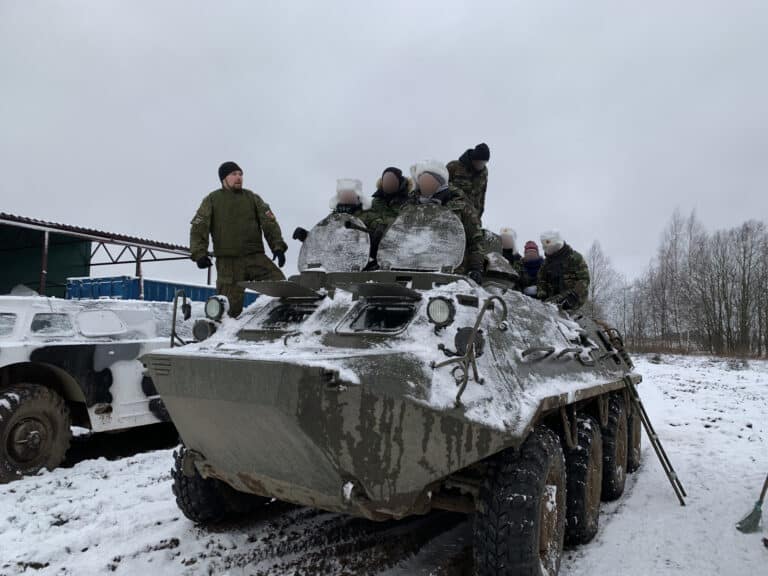 BTR-60-neige-saint-petersbourg-tank-tour-seminaire-immersif-entrainement-militaire-agence-wato-international