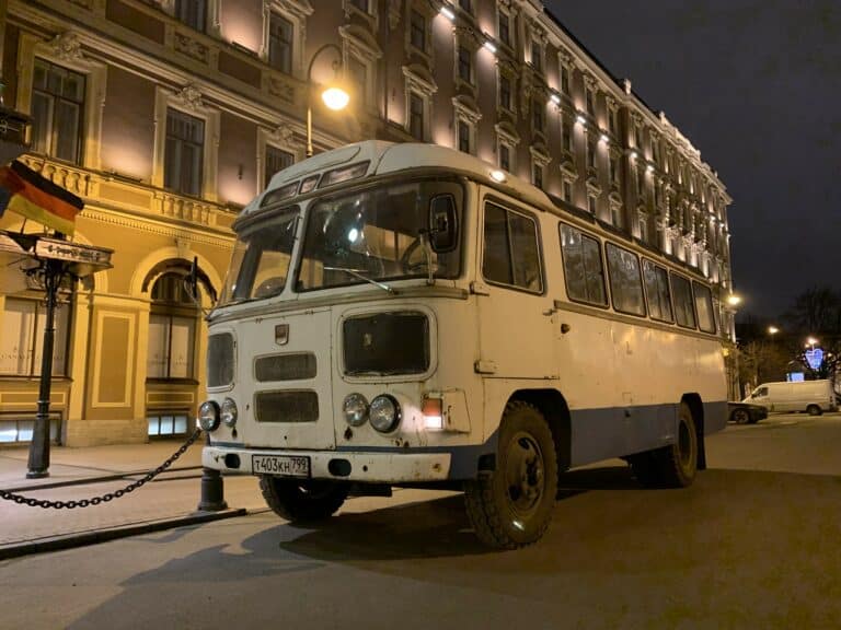 bus russe PAZ-672M blanc et bleu soviétique nuit saint petersbourg russie agence WATO international projet seminaire immersif russie hotel belmond