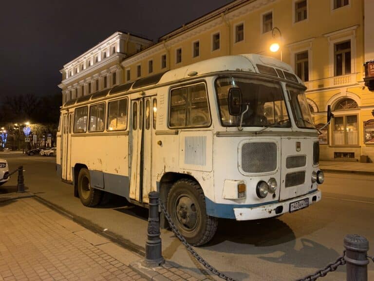 bus russe PAZ-672M blanc et bleu soviétique saint petersbourg russie agence WATO international projet seminaire immersif russie