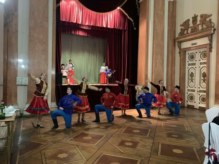 danseurs-russes-traditionnels-kazachok-last-palace-saint-petersbourg-russie-agence-WATO-projet-international-seminaire-immersif