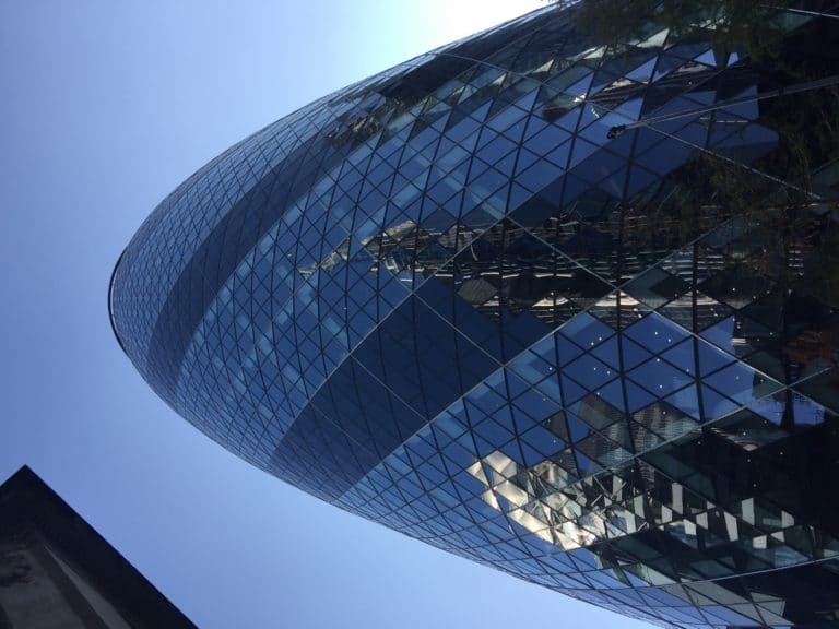 Gherkin london le cornichon de la city gratte ciel en forme d'obus londres