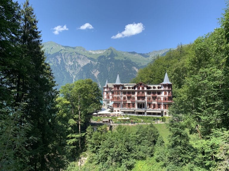Grand hotel Giessbach brienz suisse ciel bleu foret reperage