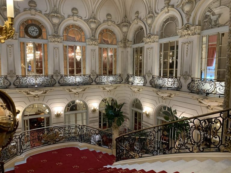 Le grand escalier du Casino de Madrid Espagne