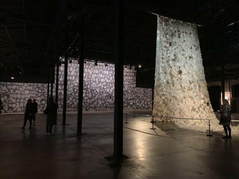 Matadero Madrid exposition contemporaine lettres du 11 septembre artiste Elena del Rivero El archivo del polvo