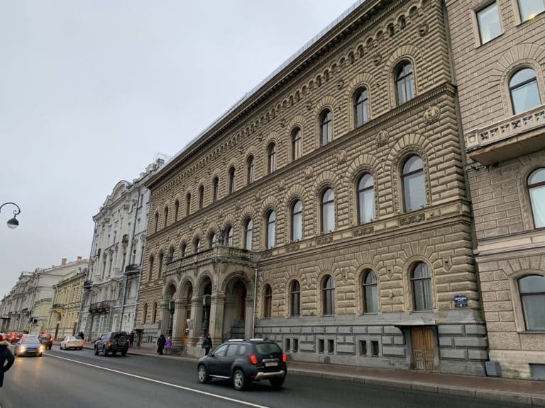 facade vue de coté fronton du palais du prince vladimir maison des scientifiques saint petersbourg russie