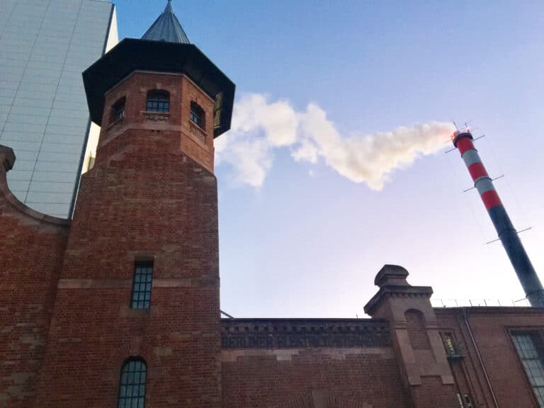 turbinenhalle-berlin-exterieur-usine-brique-rouge-cheminée-fumee-blanche-evenementiel