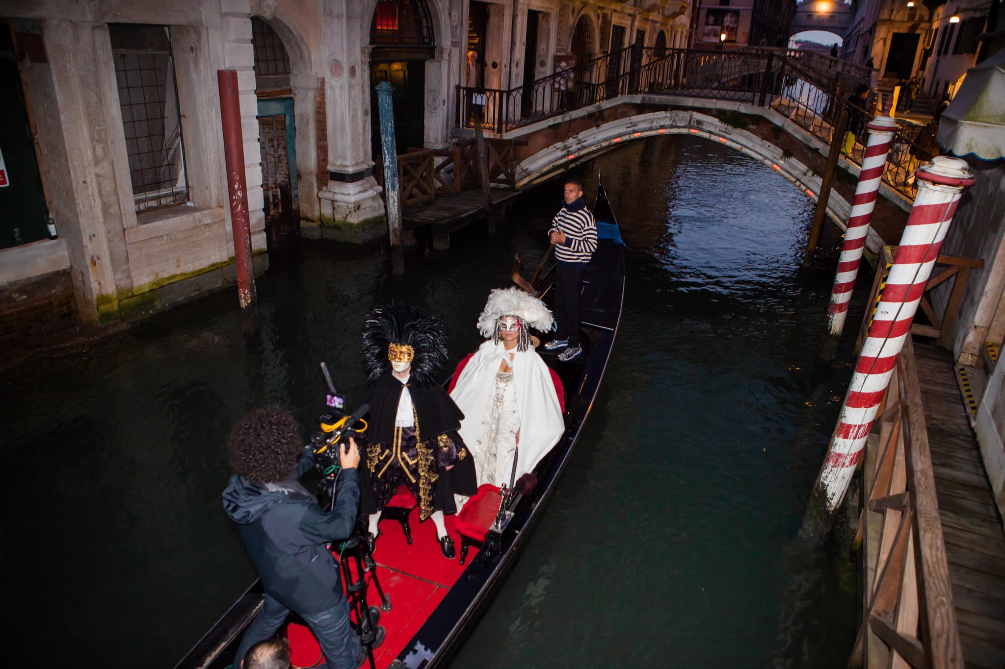 Foulques Jubert Tournage dans une gondole dans un canal venitien pour le projet Venise sous Paris