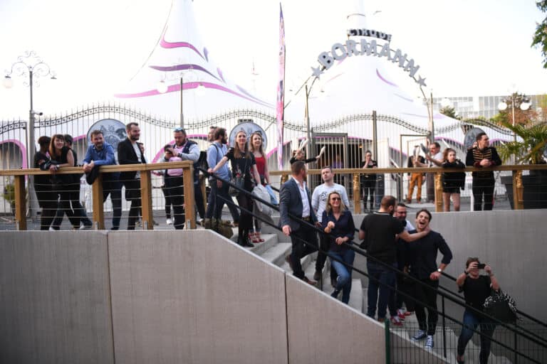leboncoin-circus-cirque-bormann-wato-we-are-the-oracle-paris-invités-escaliers.jpg