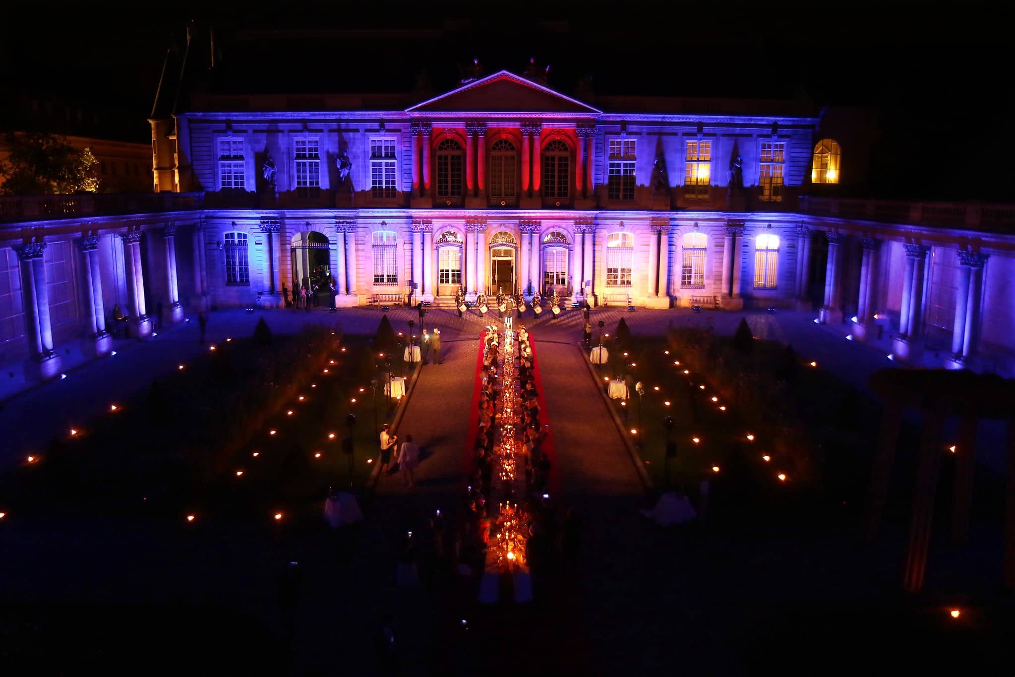 Un diner spectaculaire dans la cour d honneur de l hotel de Soubise Archives Nationales a Paris Agence WATO evenementiel Paris