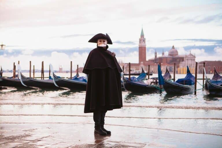personnage mysterieux venise masque bauta cape noire gondoles campanile venezia