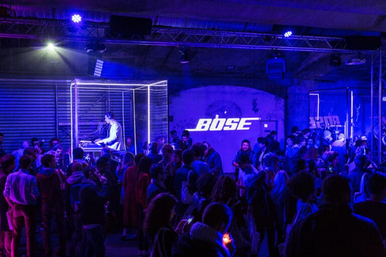 gobo bose logo cube plexiglas sur mesure dj set ancienne gare frigorifique bercy france lancement casque bose soundtrue live in the cube bose agence wato we are the oracle evenementiel events