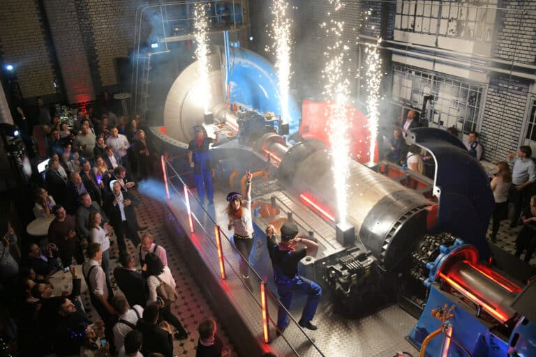 machine industrielle feu scenographie insolite ancienne usine berlin allemagne soiree corporate evenement sur mesure voyage prive agence wato we are the oracle evenementiel events