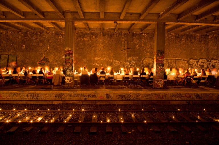 table bougies urbex petite ceinture ancienne gare de Montrouge Paris france soirée publique WATO The Urban Tribe Dinner agence wato we are the oracle evenementiel events