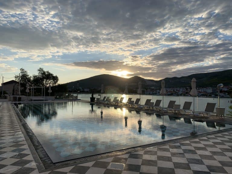Brown beach house hotel luxe piscine mer transat parasol évènementiel international voyage croatie luxe agence WATO