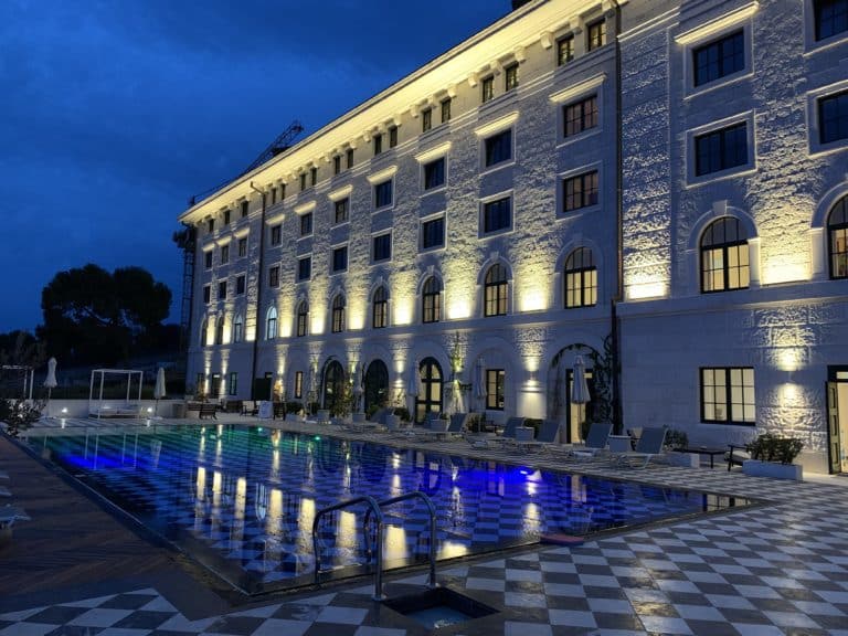 Brown beach house hotel luxe piscine transat parasol évènementiel international voyage croatie agence WATO