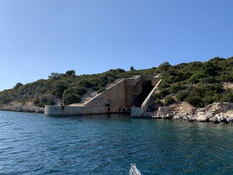 bunker sous marin secret surprise île de Brac mer montagne arbre pierre voyage croatie évènementiel international agence WATO