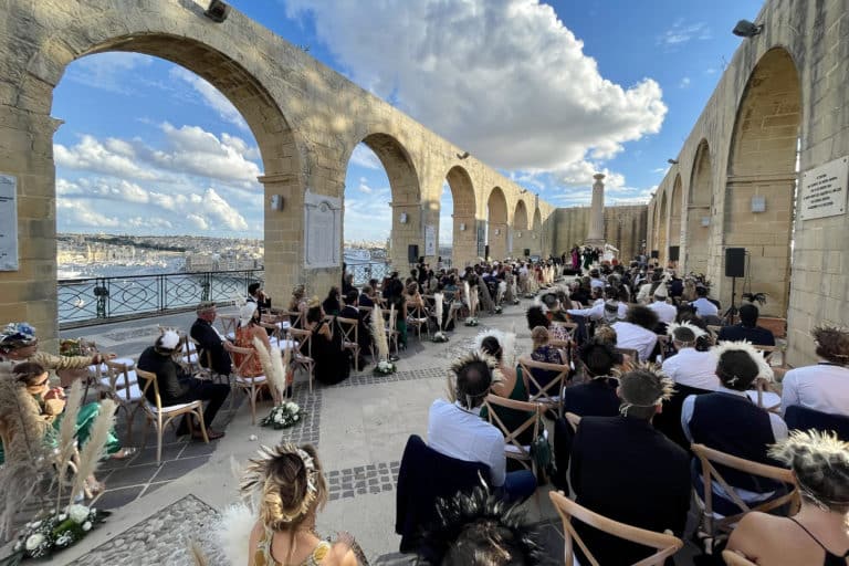 Mariage à Malte : EP 5 – Cérémonie laïque spectaculaire à Upper Barrakka Gardens
